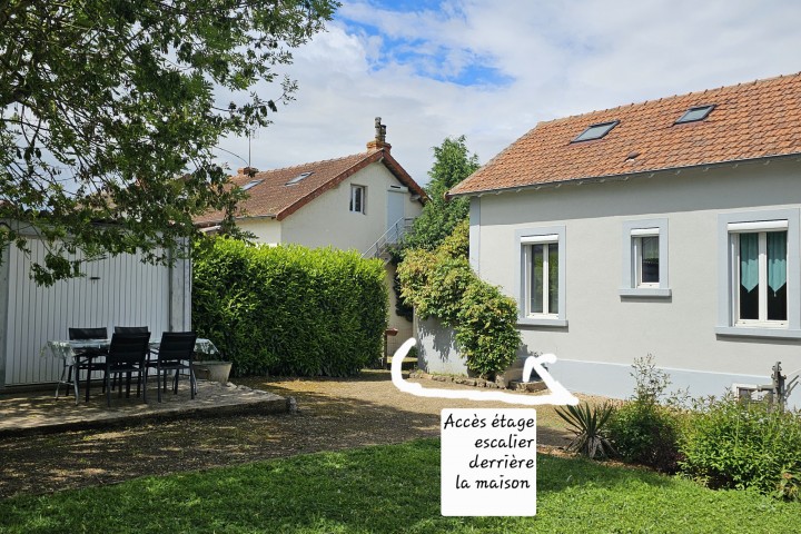 © A l'étage, derrière la maison