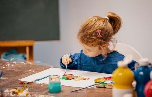 Atelier créatif pour les 3-6 ans - Paysage magique à la cire comme Mathieu Würhmann